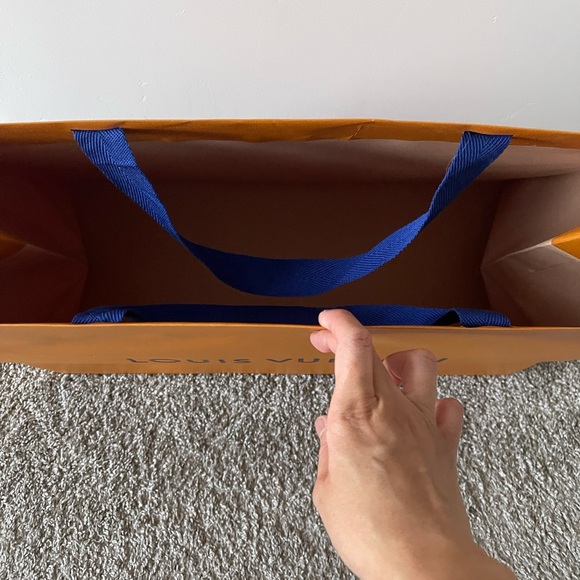 Louis Vuitton - Picture 3 of 7